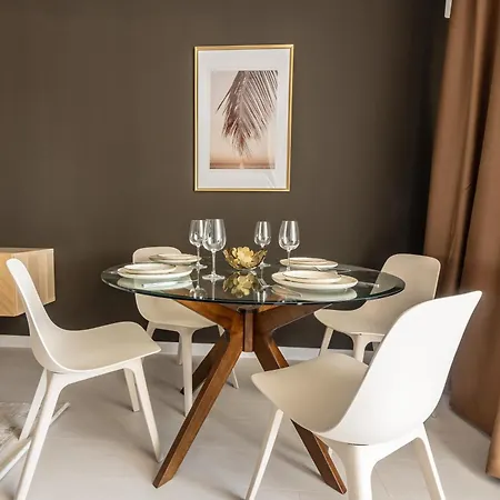 Spacious 1006 Apartment